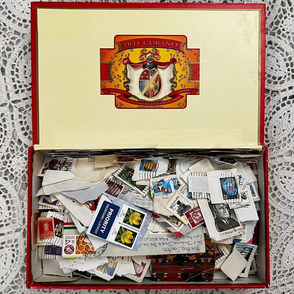 Cigar box full of postage stamps - Picture 3 of 12